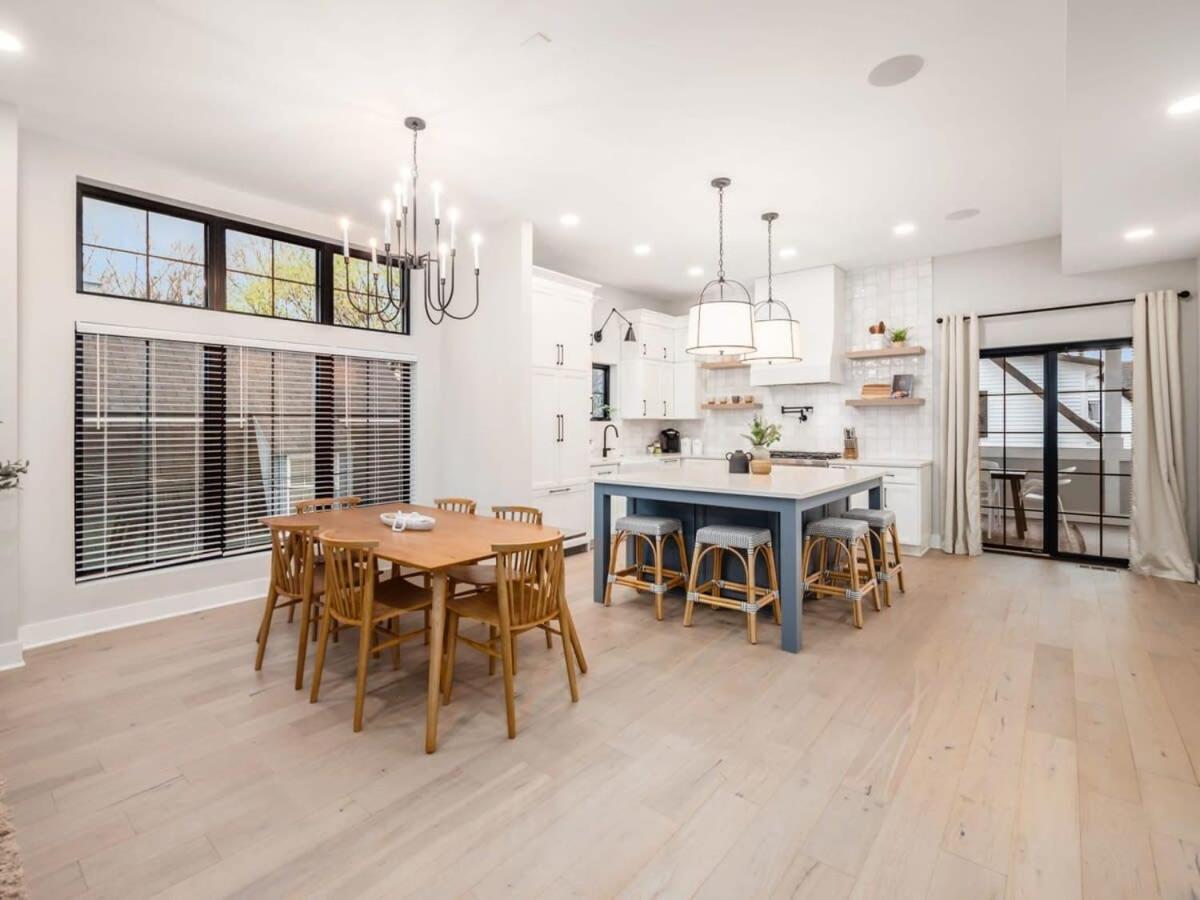Chateau In The Village - Brand New 3bd 5ba Ferienhaus